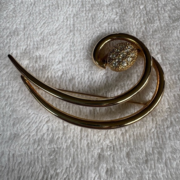Vintage Gold Tone Unisex Swirl Brooch with Pave Rhinestones - Picture 3 of 9